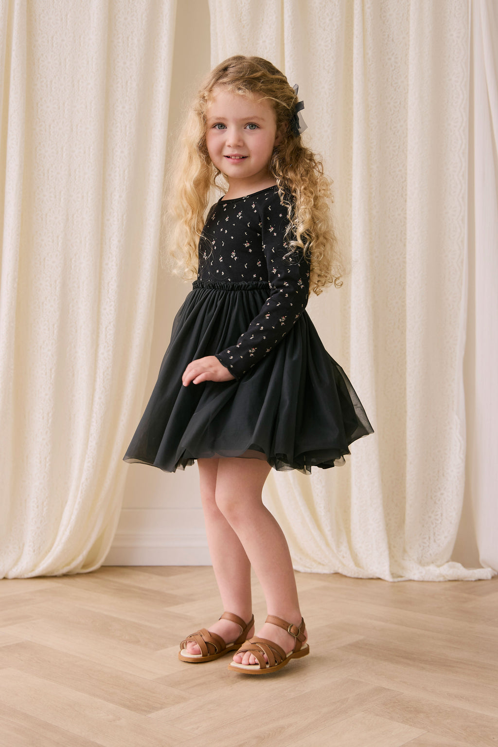 Robe élégante en tulle de coton et polyester ébène à motif floral, avec manches longues et jupe plissée