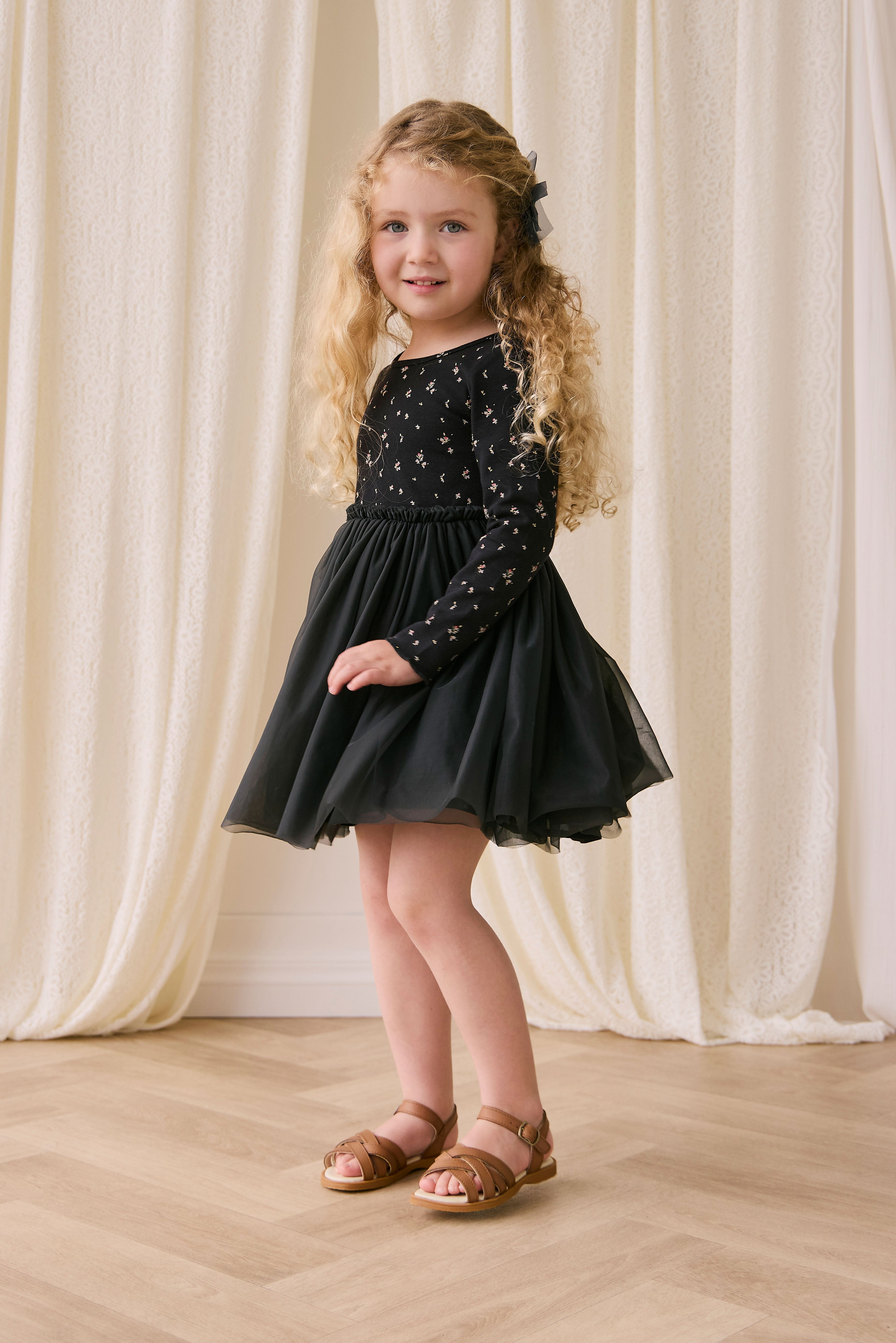 Robe élégante en tulle de coton et polyester ébène à motif floral, avec manches longues et jupe plissée