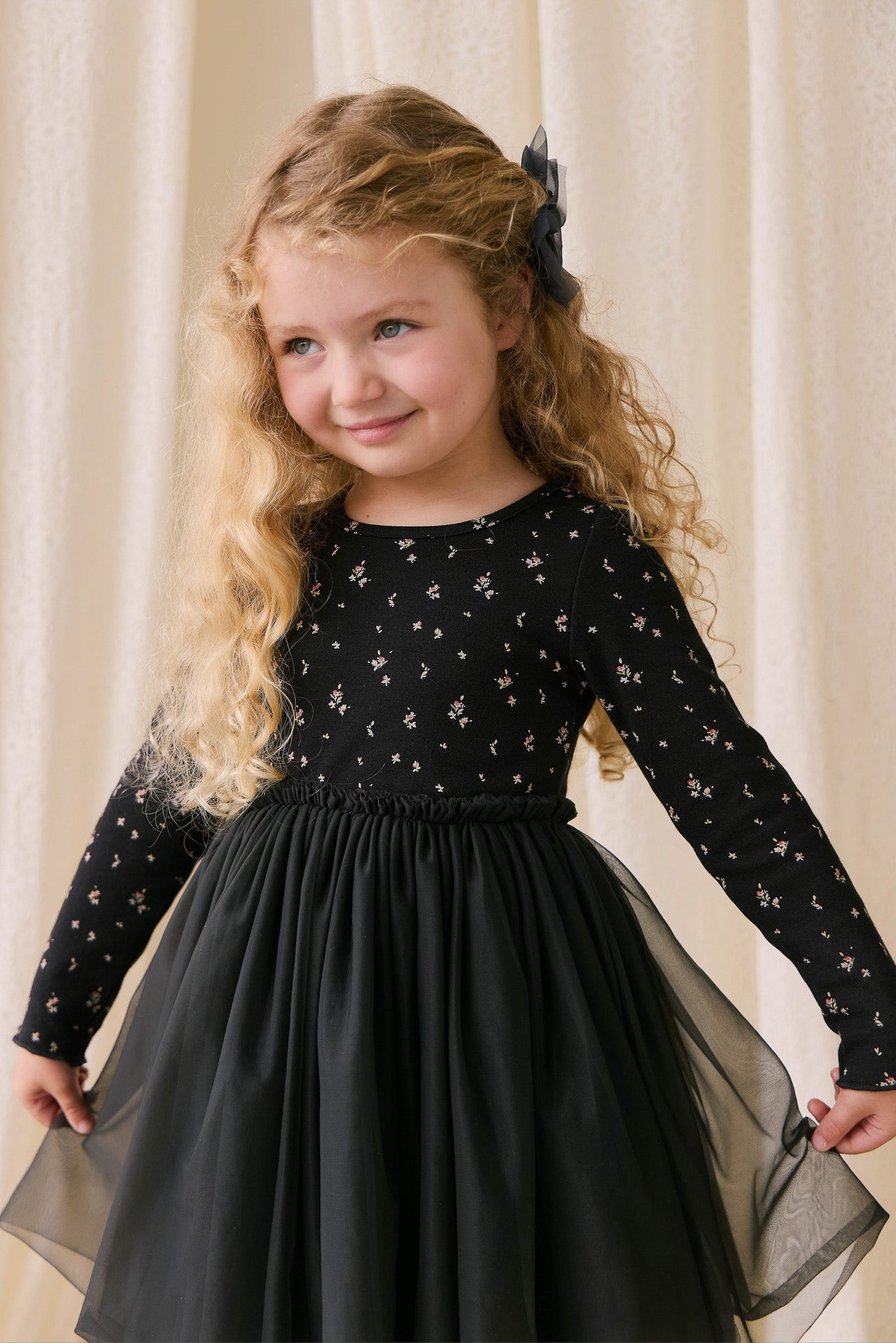 Robe élégante en tulle de coton et polyester ébène à motif floral, avec manches longues et jupe plissée