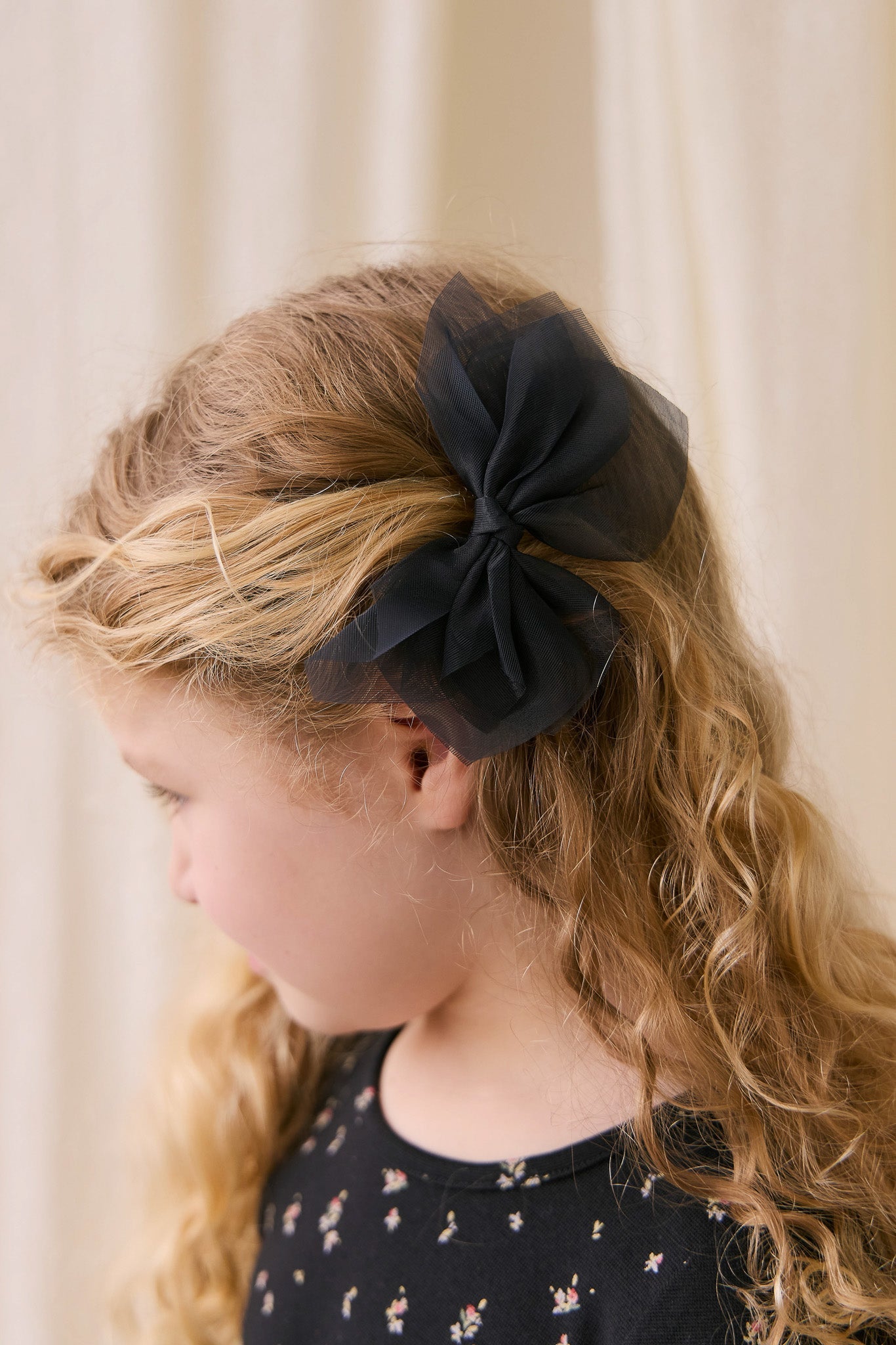 Élégant nœud à cheveux superposé en polyester transparent ébène avec pince sécurisée