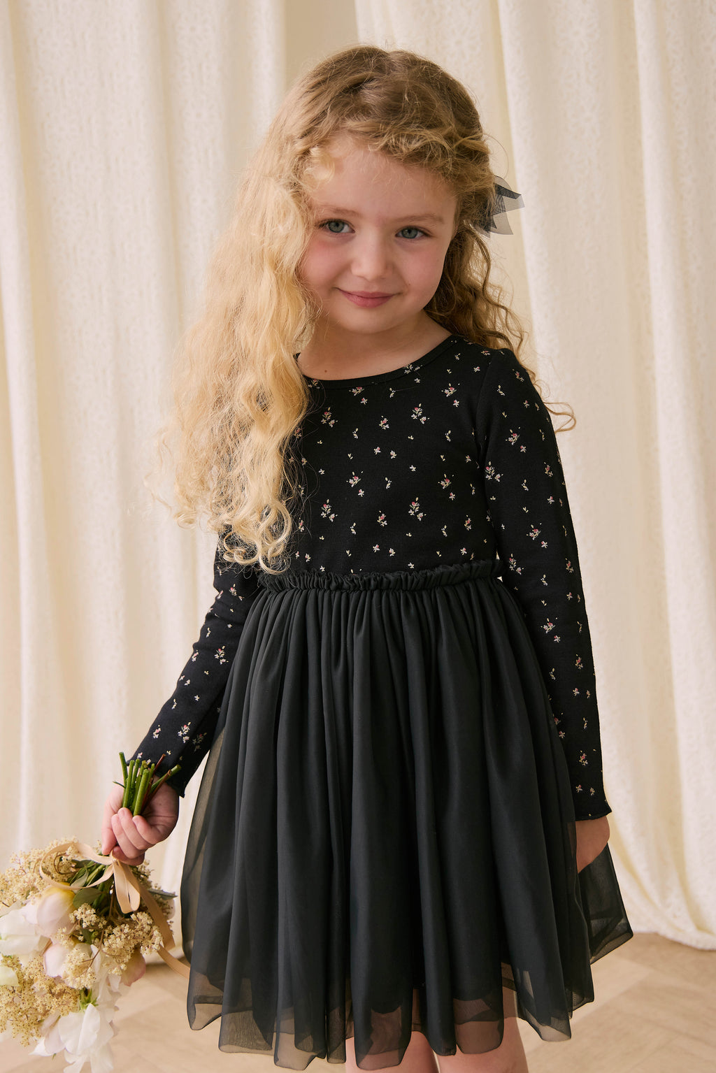 Robe élégante en tulle de coton et polyester ébène à motif floral, avec manches longues et jupe plissée