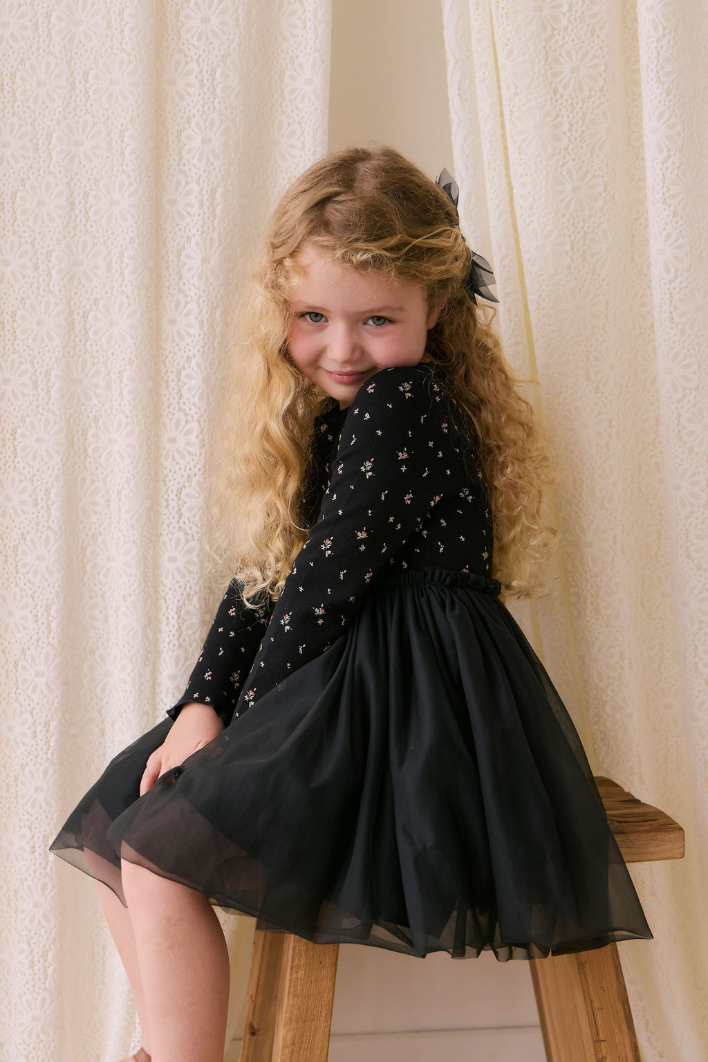 Robe élégante en tulle de coton et polyester ébène à motif floral, avec manches longues et jupe plissée