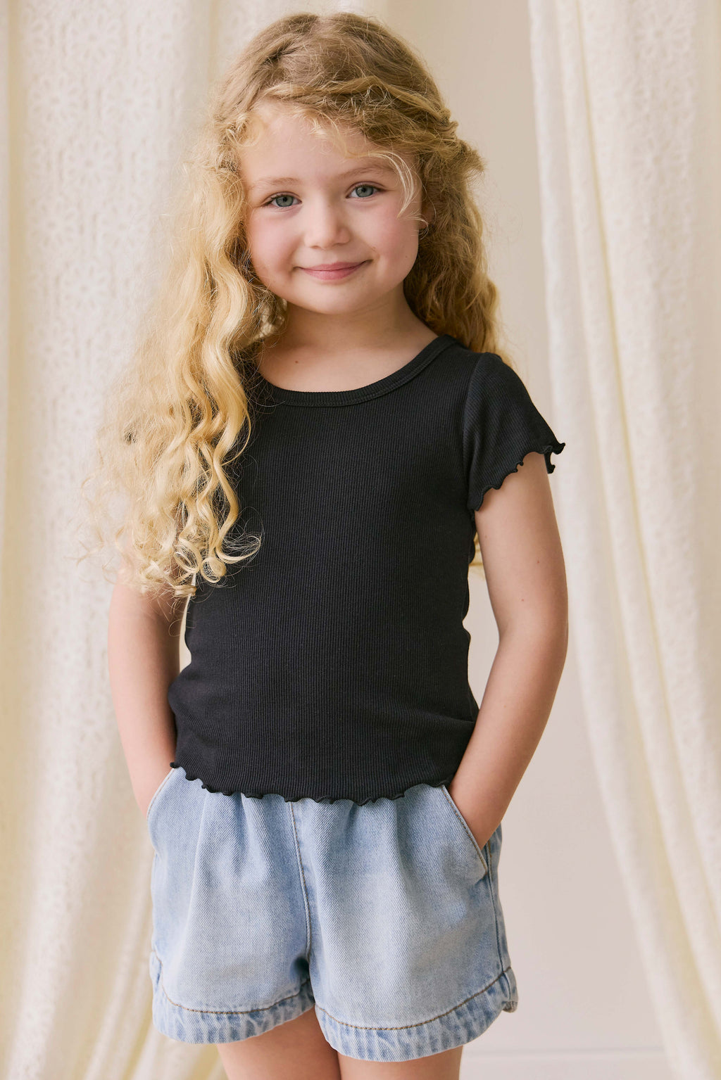 Short en jean délavé classique avec poches avant et ceinture boutonnée