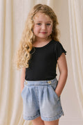 Short en jean délavé classique avec poches avant et ceinture boutonnée