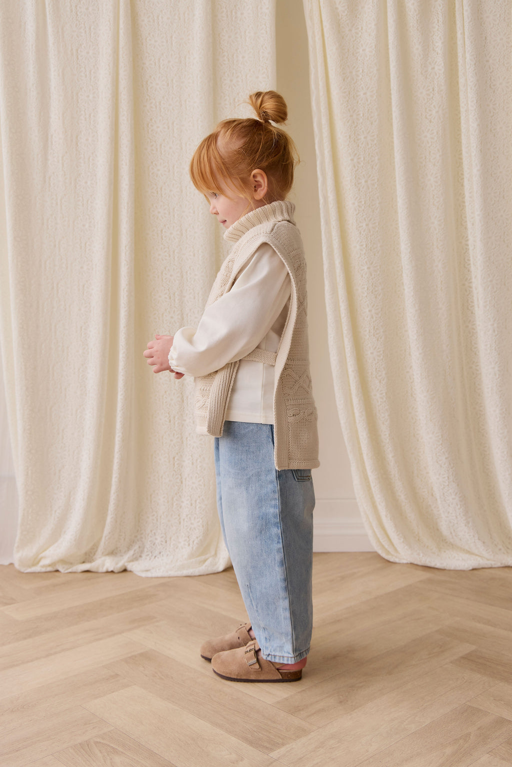 Poncho classique en coton vanille à mailles torsadées avec col roulé et boutons sur le devant