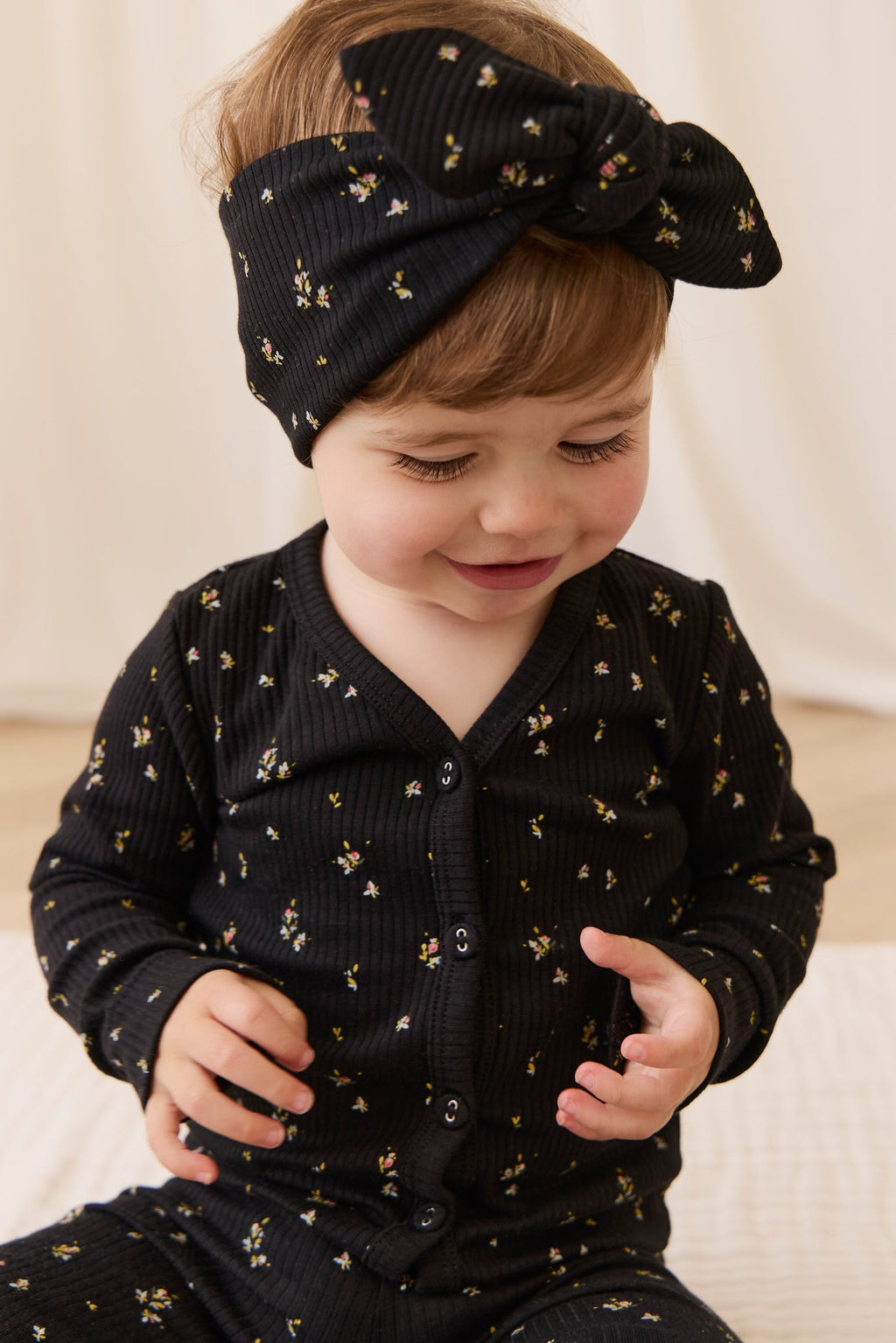 Gilet Classique en Coton et Modal Ébène avec Col V et Accents Floraux