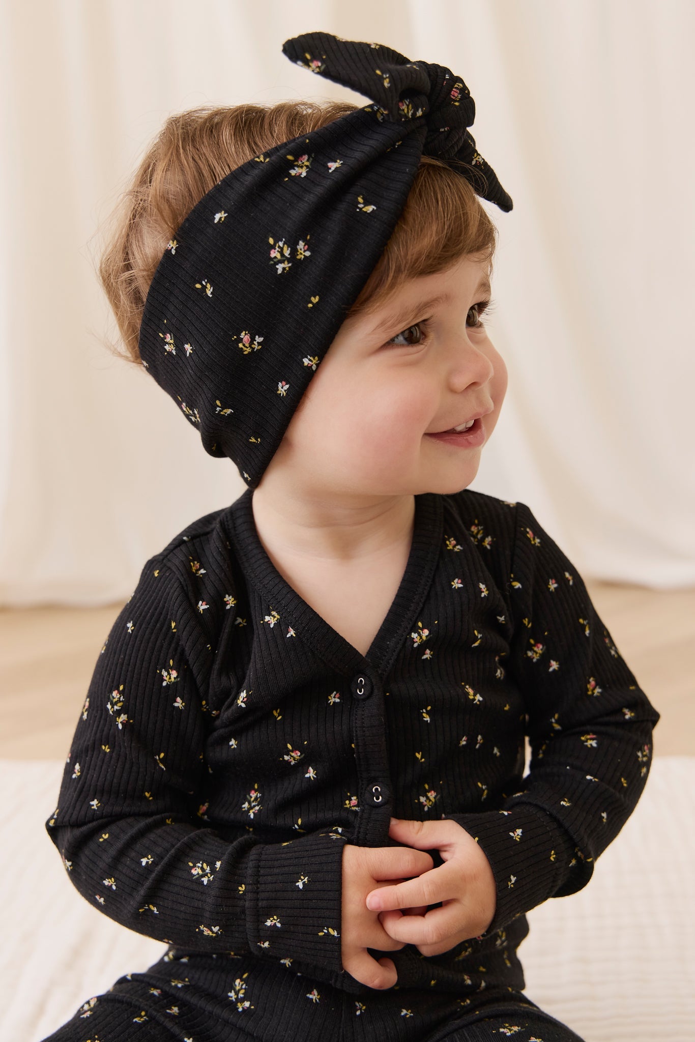 Gilet Classique en Coton et Modal Ébène avec Col V et Accents Floraux