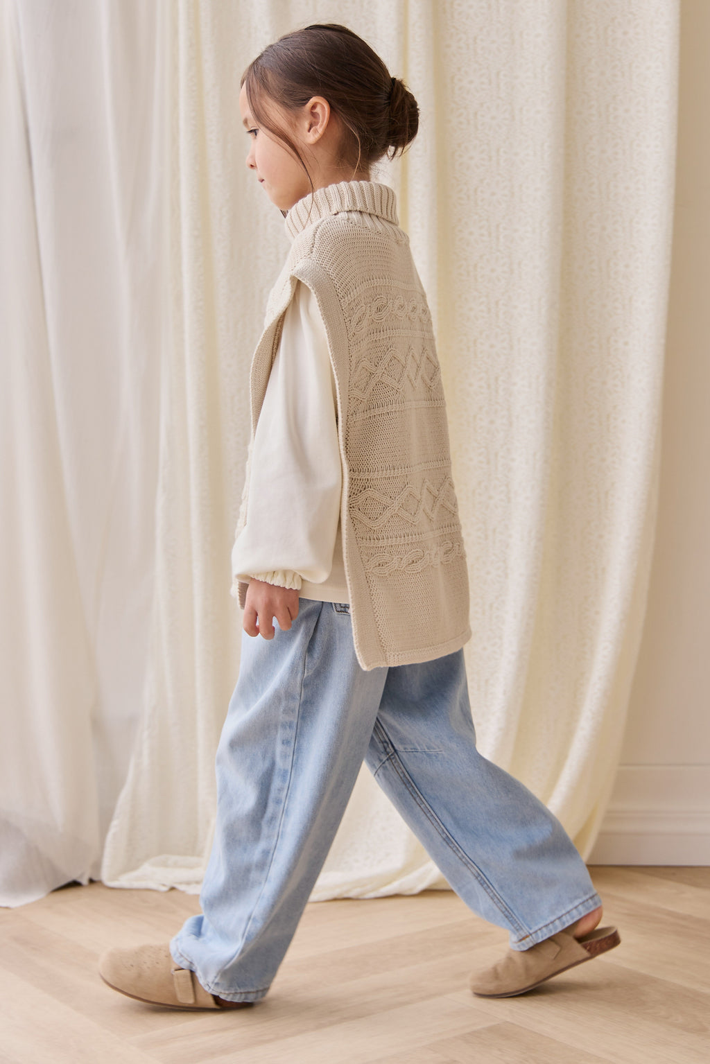 Poncho classique en coton vanille à mailles torsadées avec col roulé et boutons sur le devant