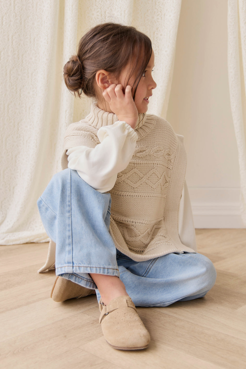 Poncho classique en coton vanille à mailles torsadées avec col roulé et boutons sur le devant