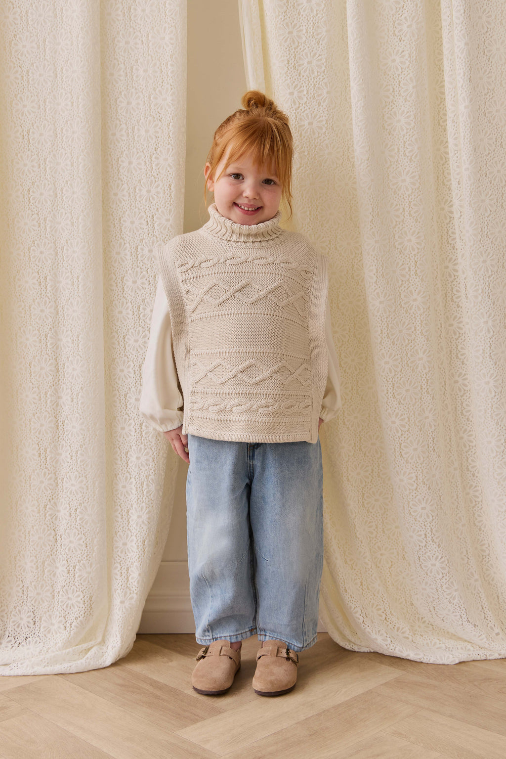 Poncho classique en coton vanille à mailles torsadées avec col roulé et boutons sur le devant