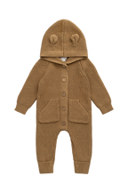 Grenouillère en tricot de coton douillet marron fauve avec capuche, oreilles et boutons sur le devant