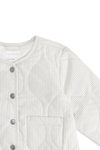 Veste en coton à rayures nuages classiques et gommiers bleus avec garnissage en polyester recyclé et poches plaquées