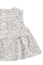Haut romantique gris en coton biologique à fleurs avec silhouette péplum et design sans manches