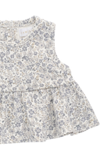 Haut romantique gris en coton biologique à fleurs avec silhouette péplum et design sans manches