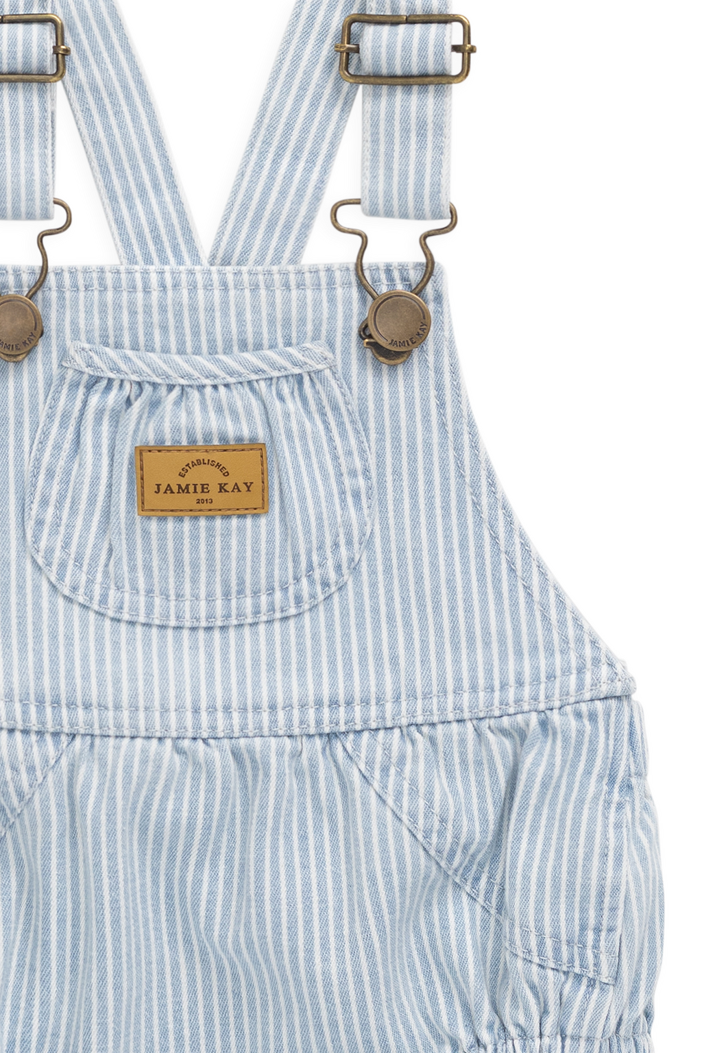 Combinaison-short classique en coton rayé bleu et blanc avec bavette et bretelles réglables