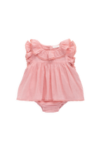 Barboteuse classique suisse rose en coton bio avec manches volantées et bas bloomer