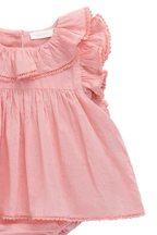 Barboteuse classique suisse rose en coton bio avec manches volantées et bas bloomer