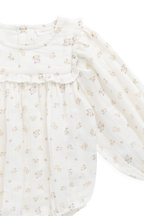 Barboteuse romantique en coton biologique à imprimé floral avec manches bouffantes longues et encolure volantée