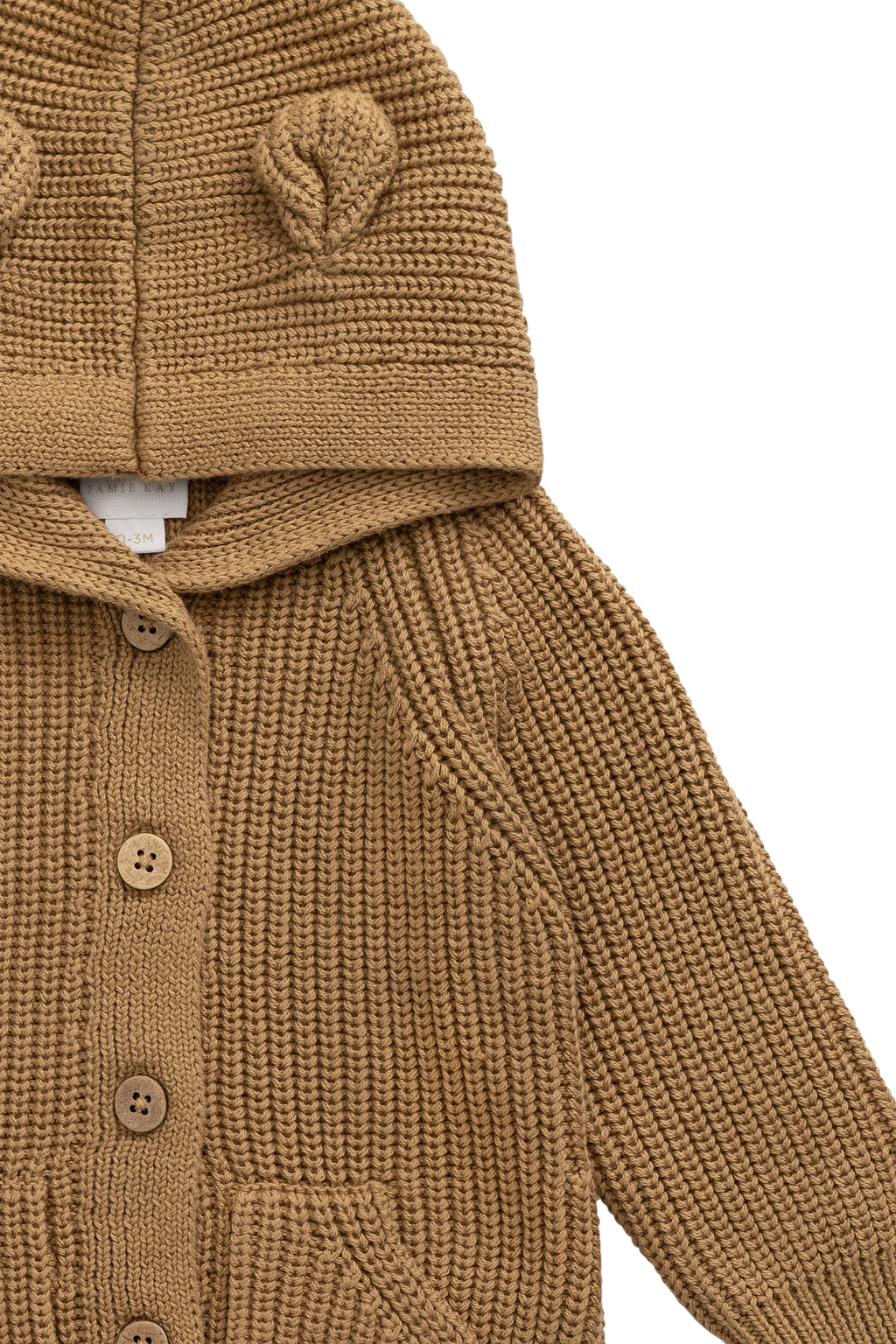 Grenouillère en tricot de coton douillet marron fauve avec capuche, oreilles et boutons sur le devant