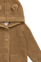 Grenouillère en tricot de coton douillet marron fauve avec capuche, oreilles et boutons sur le devant