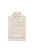 Poncho classique en coton vanille à mailles torsadées avec col roulé et boutons sur le devant