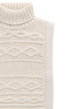 Poncho classique en coton vanille à mailles torsadées avec col roulé et boutons sur le devant