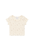 Haut romantique en modal et coton à fleurs crème avec texture finement côtelée et bords festonnés