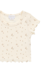 Haut romantique en modal et coton à fleurs crème avec texture finement côtelée et bords festonnés